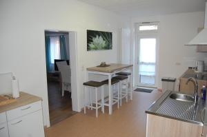 A kitchen or kitchenette at Ferienhaus Stollenwerk am Steinhuder Meer - Wunstorf OT Steinhude, Achternümme