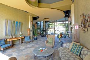 un soggiorno con divani e un tavolo di Mana Kai Maui - Official Onsite Rental Company a Wailea