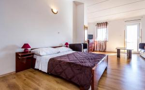 1 dormitorio con 1 cama y sala de estar en Apartment Lenka, en Premantura