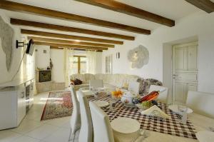Villa Bella في Paz: مطبخ وغرفة معيشة مع طاولة وكراسي