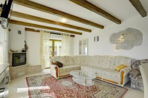 Villa Bella في Paz: غرفة معيشة مع أريكة وطاولة