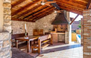 une cuisine extérieure avec une table en bois et une cuisinière dans l'établissement Villa Teresa, à Medulin