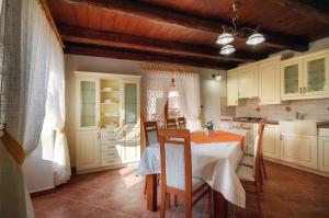 Kuchyň nebo kuchyňský kout v ubytování Villa Silvano