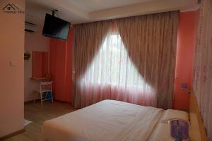 Tempat tidur dalam kamar di Tropical Villa Kuantan