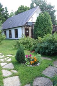 a house with a garden with flowers in the yard at Laane Pansion in Käsmu