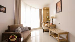 Ruang duduk di Hotel Daily Inn