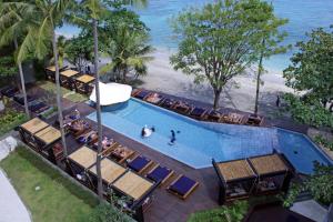 an overhead view of a swimming pool with chairs and the ocean at Katamaran Hotel & Resort in Senggigi 