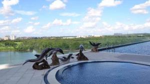 新山的住宿－巴余海濱度假村（一室公寓民宿），游泳池旁的鸟雕像