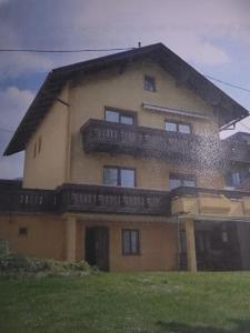 Una casa grande con balcones en la parte superior. en Ferienhaus Gundolf Christine & Peter, en Arzl im Pitztal