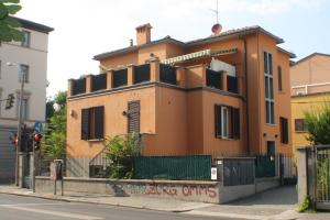 ボローニャにあるLa Mansardaの通路側の家