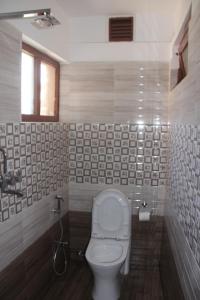 Bilik mandi di Khangsar Home