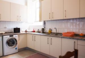 A kitchen or kitchenette at Olive Street House