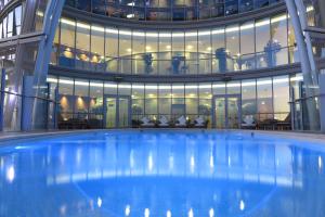 una gran piscina en medio de un edificio en The Torch Doha en Doha