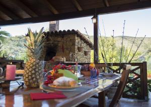 una mesa con un pavo y una piña. en Villa Tresino B&B, en Santa Maria di Castellabate