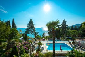 Bazén v ubytovaní Villa Carmen Rooms & Apartments alebo v jeho blízkosti