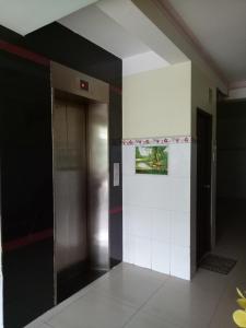 - un ascenseur dans un bâtiment aux murs noirs et blancs dans l'établissement Ngoc Loan Hotel, à Hô-Chi-Minh-Ville