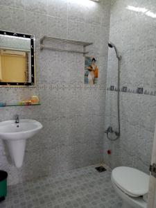La salle de bains est pourvue d'un lavabo, de toilettes et d'une douche. dans l'établissement Ngoc Loan Hotel, à Hô-Chi-Minh-Ville