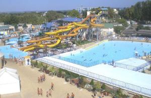 un parque de atracciones con una gran piscina y una montaña rusa en Eurasia Hotel, en Anapa