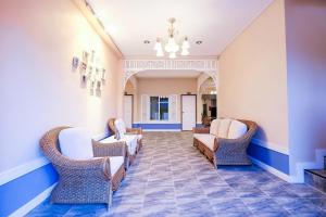 uma sala de espera com cadeiras de vime e uma sala de espera em Vieng Tawan Sukhothai Hotel em Sukhothai