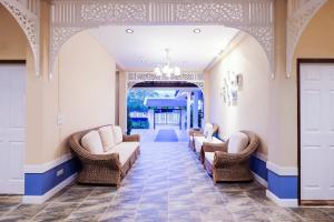 poczekalnia z wiklinowymi krzesłami i łukiem w obiekcie Vieng Tawan Sukhothai Hotel w mieście Sukhothai