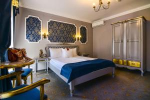 a hotel room with a bed and a chair at Rosen Villa Sibiu in Sibiu