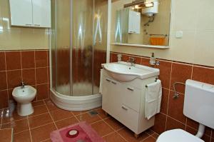 Koupelna v ubytování Apartment Menego A2 BOL-CENTER, Croatia