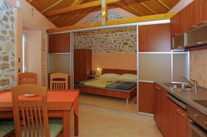 Kuchyň nebo kuchyňský kout v ubytování Apartment Menego A2 BOL-CENTER, Croatia