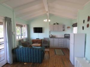 una cucina e un soggiorno con divano e frigorifero di Kruger View Tree House a Marloth Park