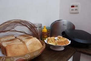 una mesa con una cesta de pan y una tostadora en Villa Hostel a 200m da Estação Vila Madalena, en São Paulo