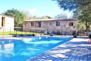 ソエッタにあるLes Bergeries de Petralongaの石造りの家の前のスイミングプール