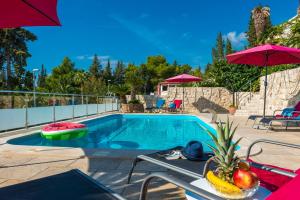 Bazén v ubytovaní Villa Carmen Rooms & Apartments alebo v jeho blízkosti