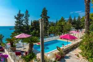 Bazén v ubytovaní Villa Carmen Rooms & Apartments alebo v jeho blízkosti
