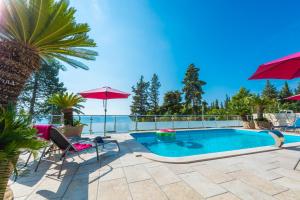 Bazén v ubytovaní Villa Carmen Rooms & Apartments alebo v jeho blízkosti