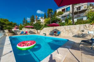Bazén v ubytovaní Villa Carmen Rooms & Apartments alebo v jeho blízkosti