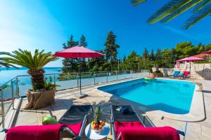 Bazén v ubytovaní Villa Carmen Rooms & Apartments alebo v jeho blízkosti