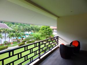 Serenity Lakeside Resort的阳台或露台