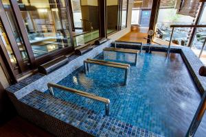 Bazén v ubytování Hirugami Grand Hotel Tenshin nebo v jeho okolí
