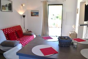 ソエッタにあるLes Bergeries de Petralongaの赤いソファとテーブルのあるリビングルーム