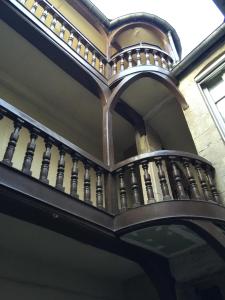 ボーヌにあるLe doux rendez-vousの建物内の華やかな螺旋階段