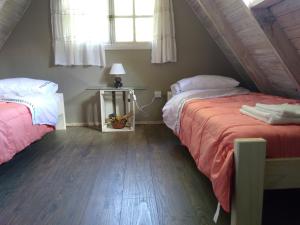 Tempat tidur dalam kamar di Albatros cabaña