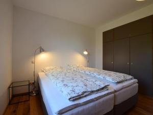 Un pat sau paturi într-o cameră la Refined Apartment in L glise with Garden Barbecue Heating
