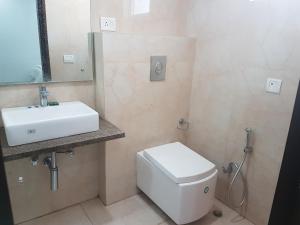菩提伽耶Bodhgaya Seven Inn Hotel n Restaurant的配有白色马桶和水槽的浴室