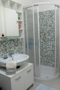 カンノビオにあるLe Cortiの白いバスルーム(シャワー、シンク付)