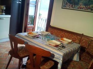 カンノビオにあるPiazzetta Lagoのテーブル(椅子付)とテーブルクロス