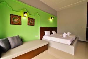Postel nebo postele na pokoji v ubytování Arawan Beach Resort Krabi