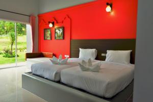 Postel nebo postele na pokoji v ubytování Arawan Beach Resort Krabi