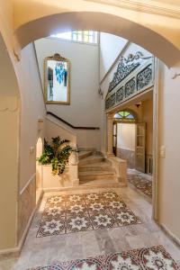an entrance to a building with an arch and stairs at Maison d'Hôtes Dar Ennassim in La Marsa