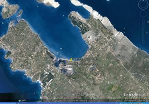 - une carte satellite d'une ville et de l'océan dans l'établissement Apartments Juracak, à Nin