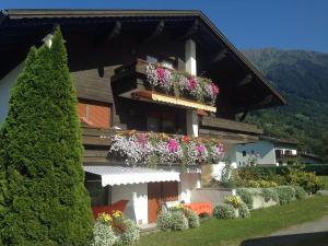 een gebouw met bloembakken aan de zijkant bij Ferienwohnungen Felder in Schruns