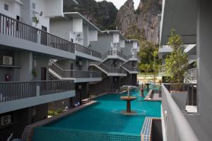 Bazén v ubytování Arawan Beach Resort Krabi nebo v jeho okolí